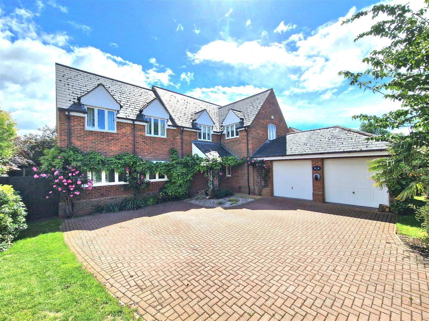 5 bed property in Cranfield Road, Newport Pagnell